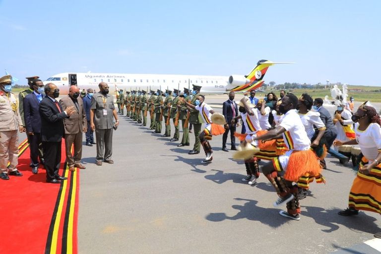 الرئيس الصومالي حسن شيخ محمود لدى وصوله إلى أوغندا