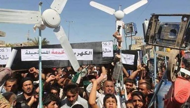 عراقيون يحتجون على تردي قطاع الكهرباء (أرشيفية)