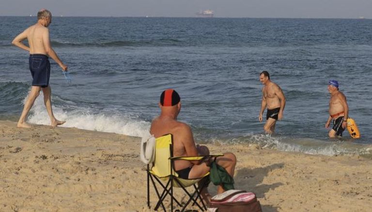 إسرائيليون يعودون إلى الشواطئ مع توقف العملية العسكرية