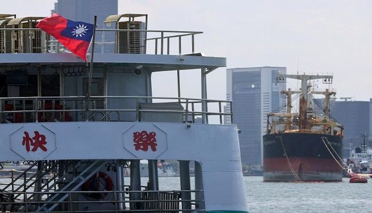 علم تايوان يرفرف على متن قارب في كاوشيونج - رويترز