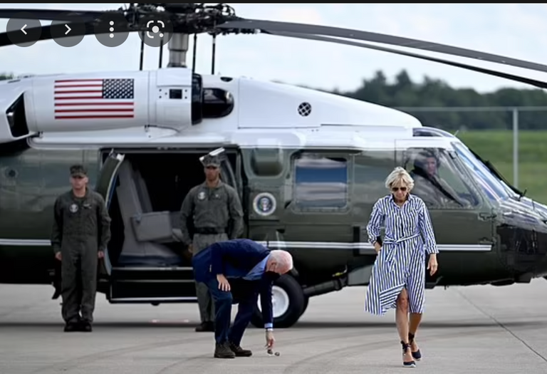 جيل بايدن تساعد زوجها في ارتداء سترته