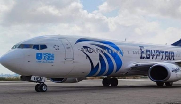 طائرة مصر للطيران في مطار معيتيقة الليبي
