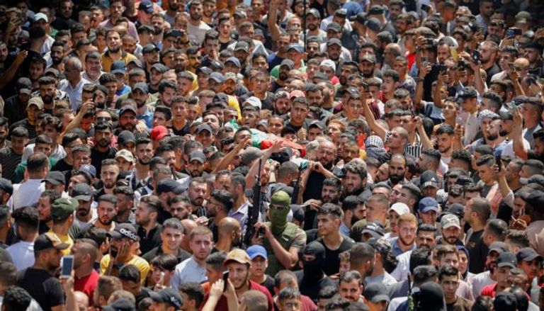 المئات يشيعون حثمان ناشط فلسطيني في نابلس