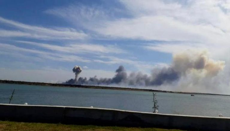 الدخان يتصاعد إثر دوي انفجارات بقاعدة روسية بالقرم (رويترز)