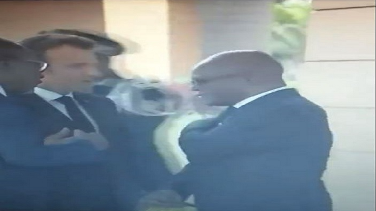 لقطة نفض وزير خارجية بنين أوريليان أغبينونسي سترته 