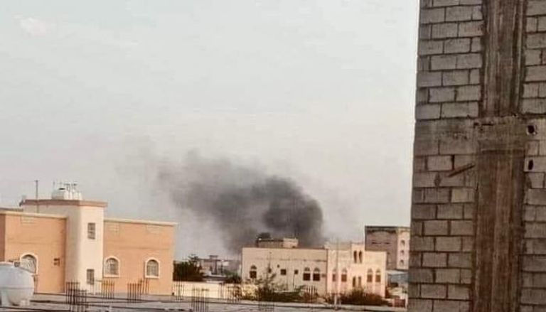 تصاعد الدخان في مدينة عتق اليمنية جراء قصف متمردي الإخوان