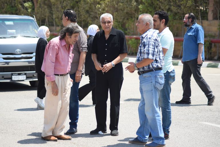 أقارب الفنانة رجاء حسين لحظة تشييع الجثمان