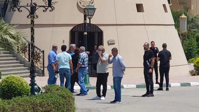 أقارب الفنانة رجاء حسين لحظة تشييع الجثمان