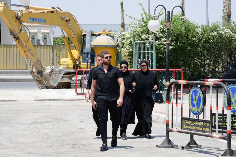 أقارب الفنانة رجاء حسين لحظة تشييع الجثمان