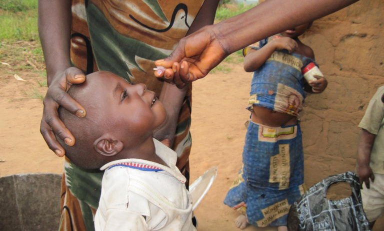 أطفال مصابون بمرض شلل الأطفال - أرشيفية