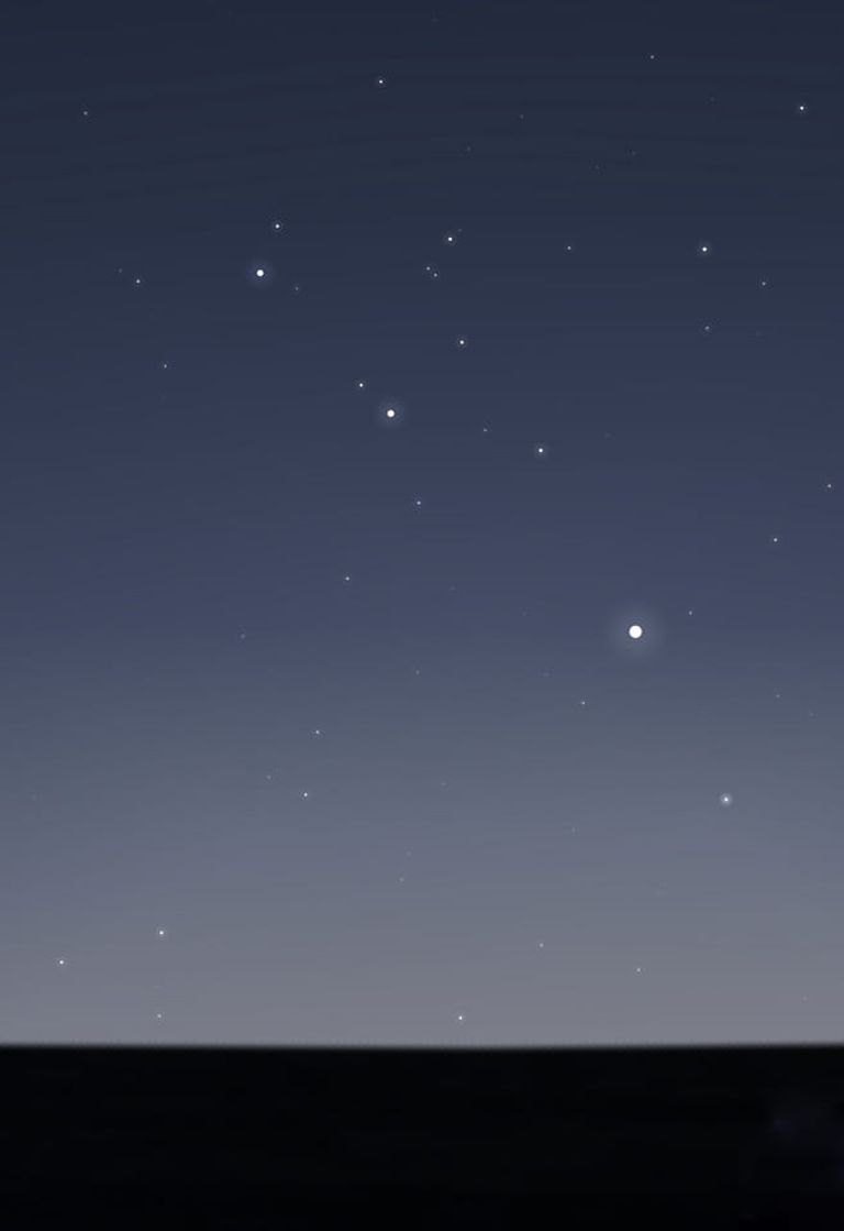 كوكب الزهرة بالأسفل وإلى أعلى اليسار "بولوكس" ثم "كاستور"