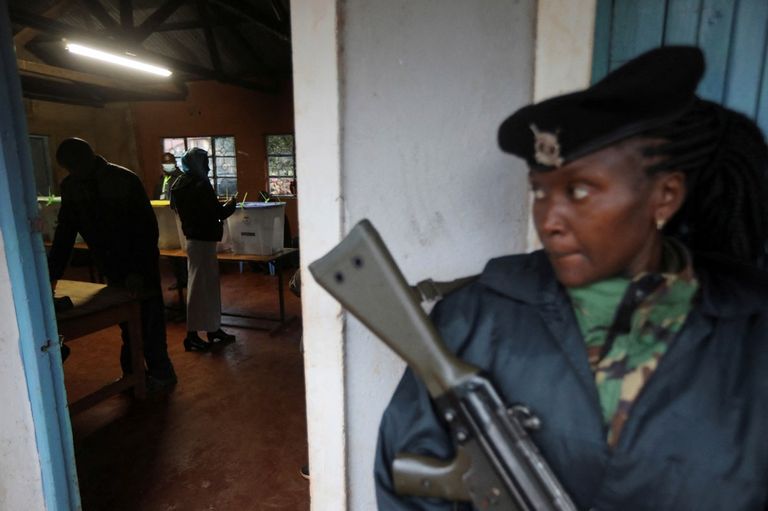 ناخبون كينيون على أبواب مكاتب الاقتراع- رويترز