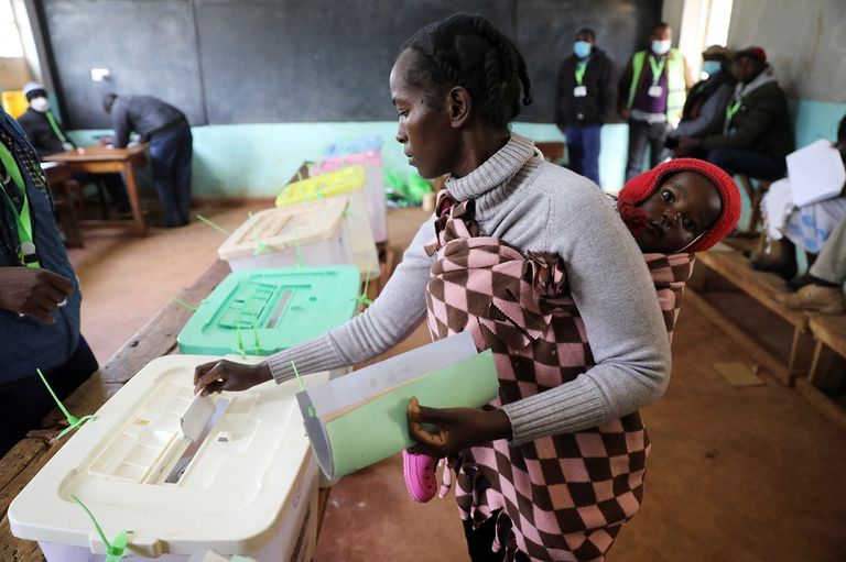 ناخبون كينيون على أبواب مكاتب الاقتراع- رويترز