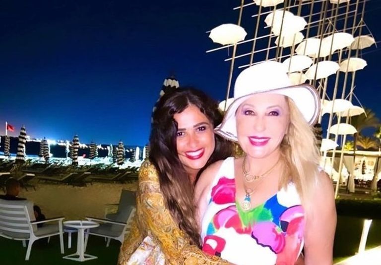 صور ياسمين عبدالعزيز تتميز بإطلالة جريئة