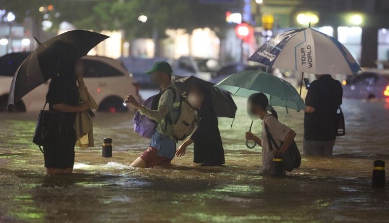 الأمطار تسببت في غرق الشوارع وقطع الكهرباء