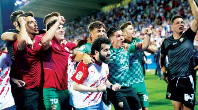 تركي آل الشيخ يحتفل مع لاعبي ألميريا تركي آل الشيخ مالك نادي ألميريا الإسباني