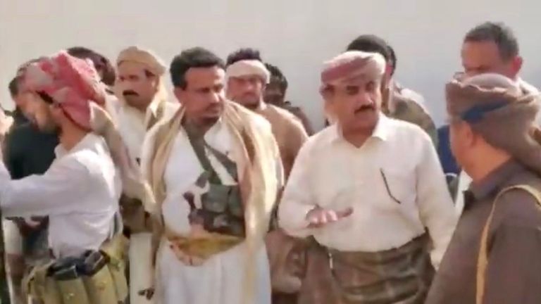 محافظ شبوة عوض بن الوزير العولقي في مدينة عتق