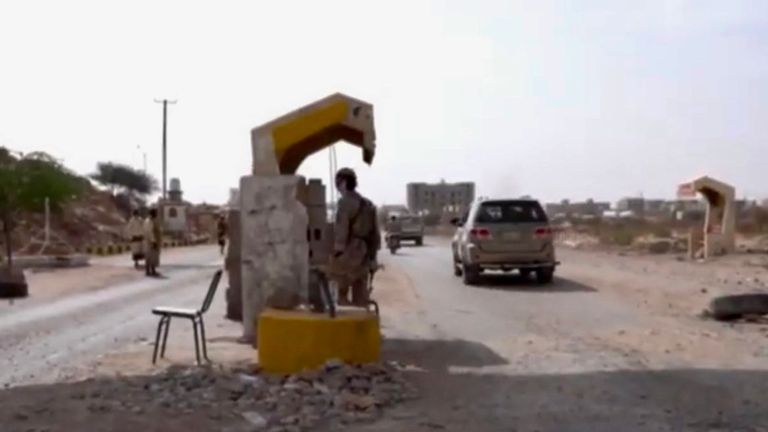 محافظ شبوة عوض بن الوزير العولقي في مدينة عتق