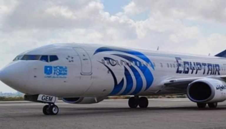 طائرة مصر للطيران في مطار معيتيقة الليبي