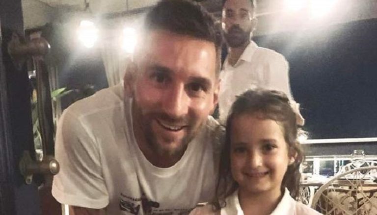 ليونيل ميسي مع طفلة بعد العشاء ليونيل ميسي قائد برشلونة السابق