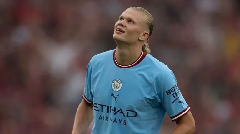 إيرلينج هالاند روبرت ليفاندوفسكي مهاجم برشلونة