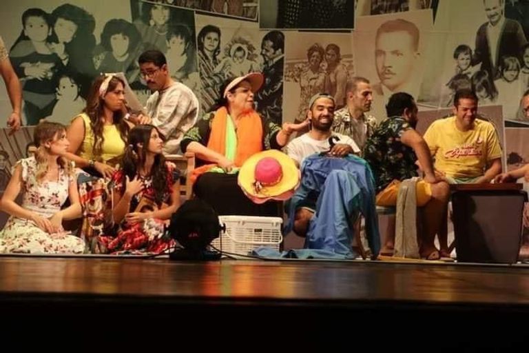 طاقم العمل عقب نهاية أحد العروض