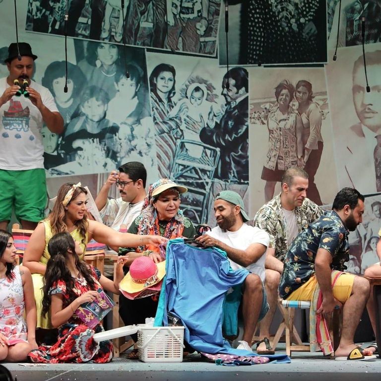 طاقم العمل عقب نهاية أحد العروض