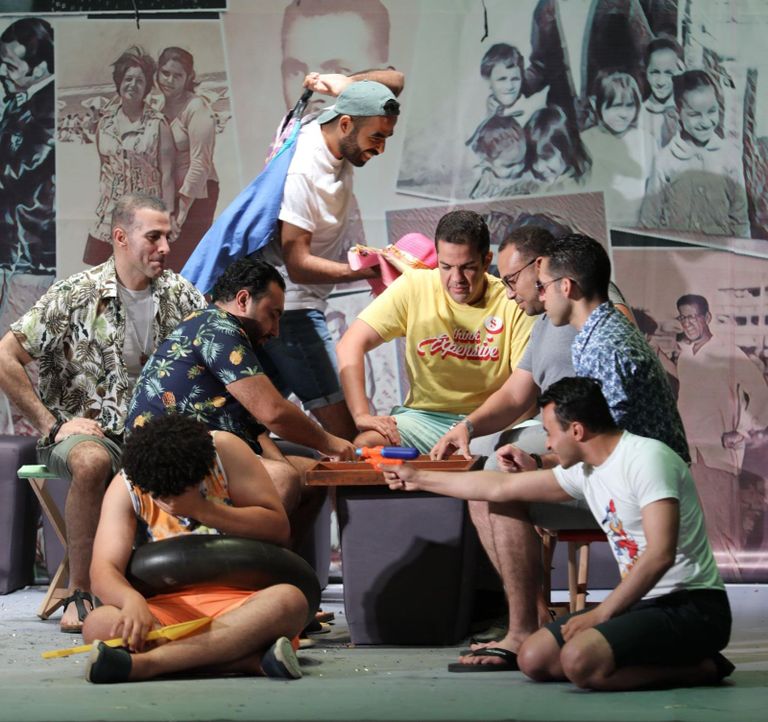 طاقم العمل عقب نهاية أحد العروض