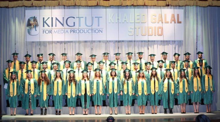 طاقم العمل عقب نهاية أحد العروض