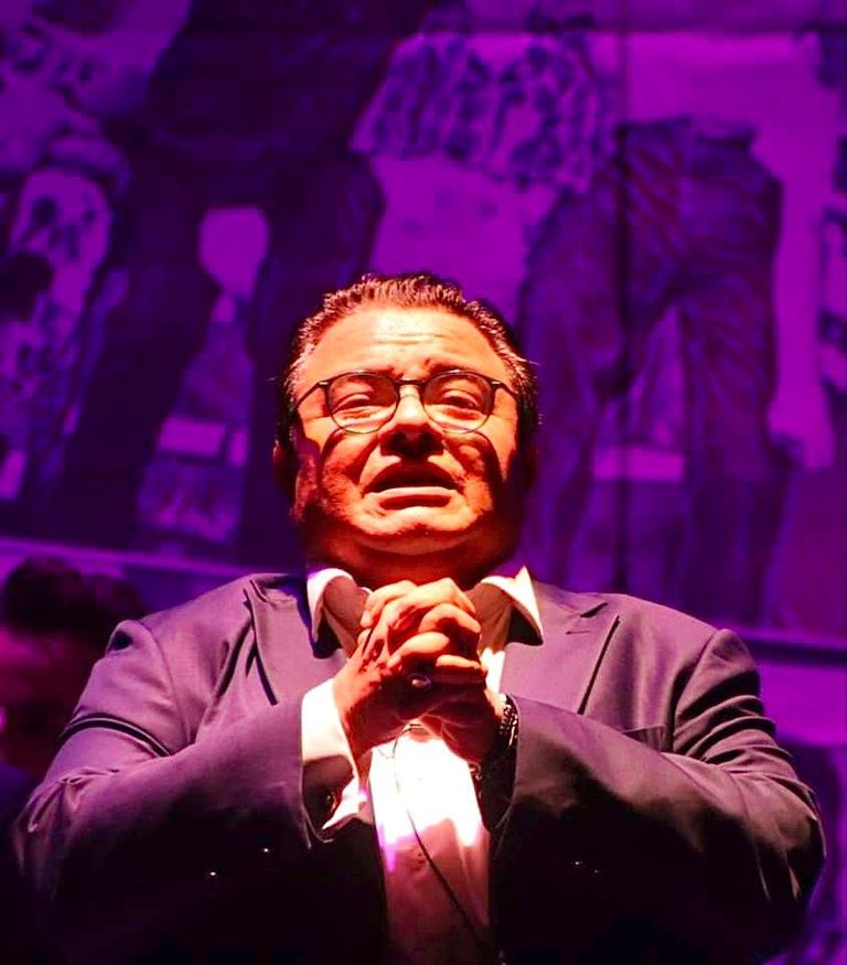 طاقم العمل عقب نهاية أحد العروض