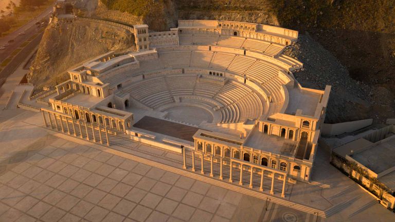 مدرج أحد أماكن السياحة في خورفكان السياحة في خورفكان …أجمل الأماكن في مدينة السحر والجمال