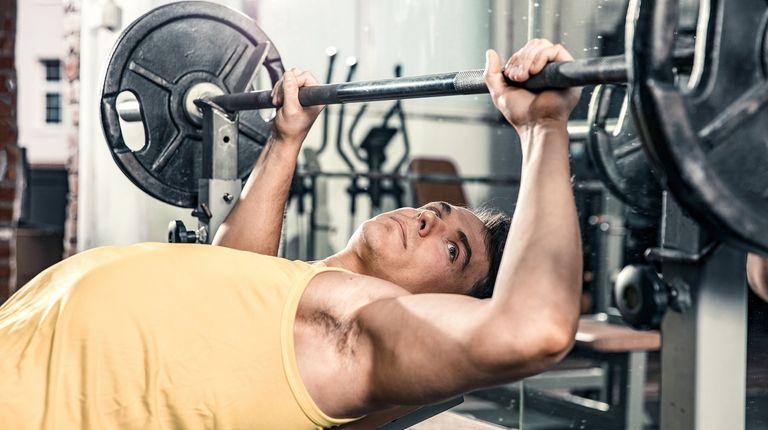 شخص يمارس تمارين قاسية تهدد بنوبة قلبية شخص يمارس التمارين في صالة الألعاب الرياضية - أرشيفية