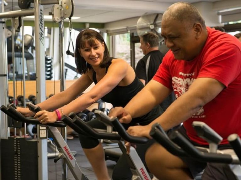 شخص يمارس التمارين في صالة الألعاب الرياضية - أرشيفية