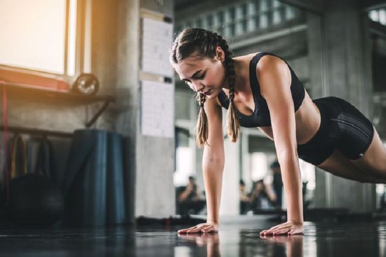 شخص يمارس التمارين في صالة الألعاب الرياضية - أرشيفية