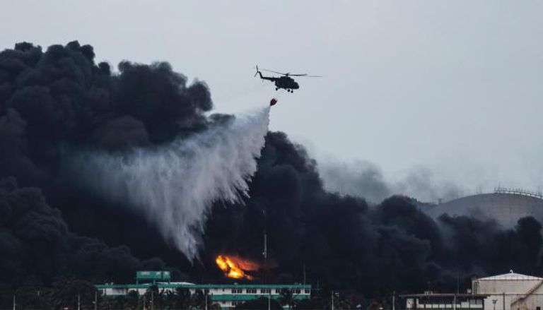 طائرة هليكوبتر تلقي المياه على حريق هائل في مستودع وقود في ماتانزاس في كوبا