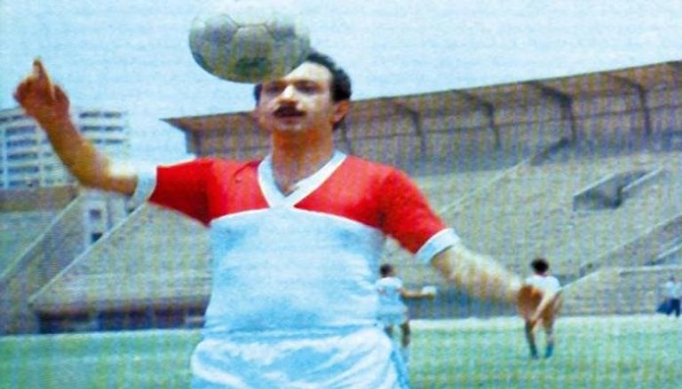 نور الشريف بقميص الزمالك الفنان المصري نور الشريف