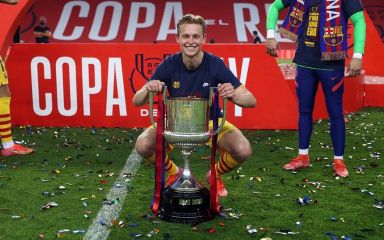 دي يونج يحتفل ببطولته اليتيمة مع برشلونة فرينكي دي يونج