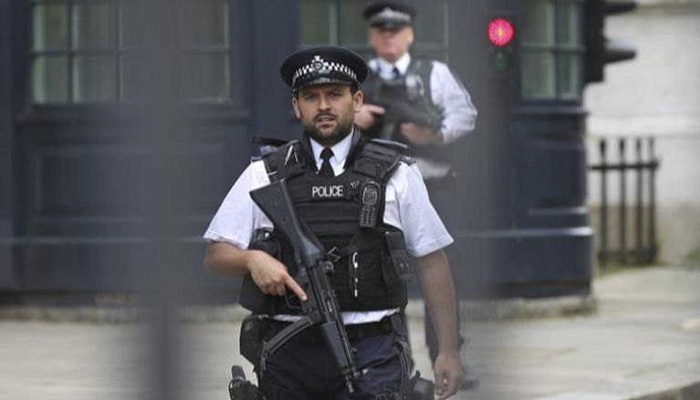 عنصران من الشرطة البريطانية مدججان بالأسلحة- أرشيفية