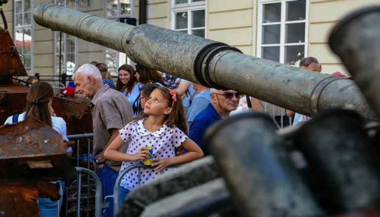 طفلة أوكرانية في معرض المعدات الروسية المدمرة