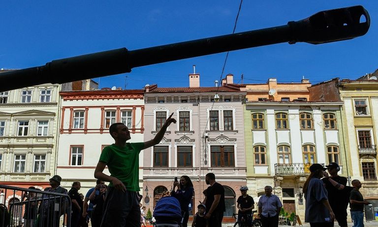 طفلة أوكرانية في معرض المعدات الروسية المدمرة