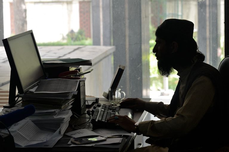 أحد عناصر طالبان أثناء دراسته