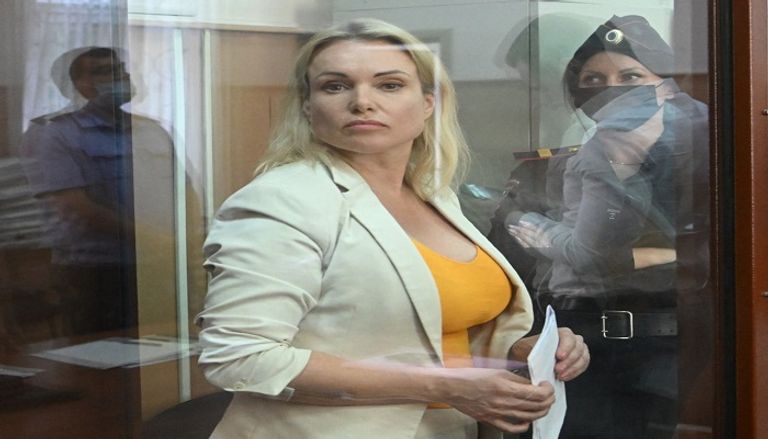 الصحفية الروسية مارينا أوفسيانيكوفا خلال محاكمتها