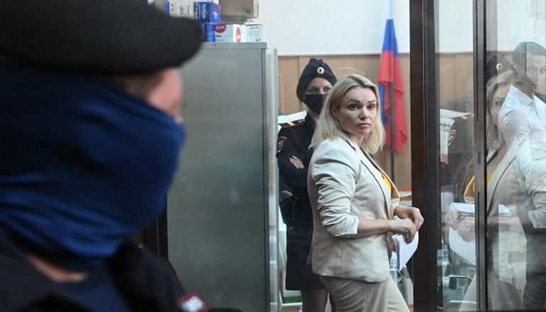 الصحفية الروسية مارينا أوفسيانيكوفا خلال محاكمتها
