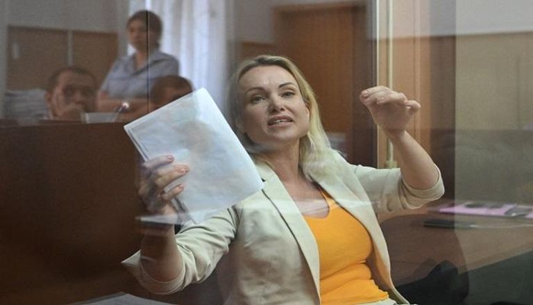 الصحفية الروسية مارينا أوفسيانيكوفا خلال محاكمتها