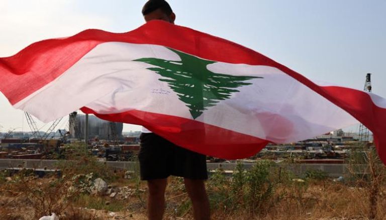 ناشط لبناني يرفع علم بلاده - أرشيفية