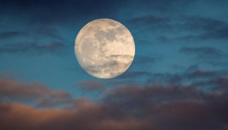 الدراسة تقول إن القمر ورث غازات من وشاح الأرض