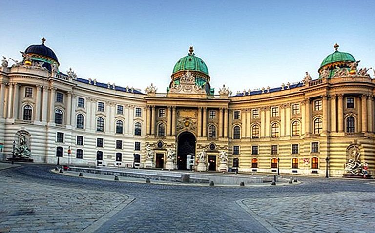 Cesarska palača Hofburg je eno izmed turističnih krajev v Avstriji