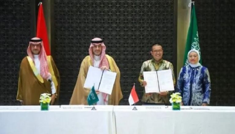 جانب من توقيع الاتفاقية بين الجانبين