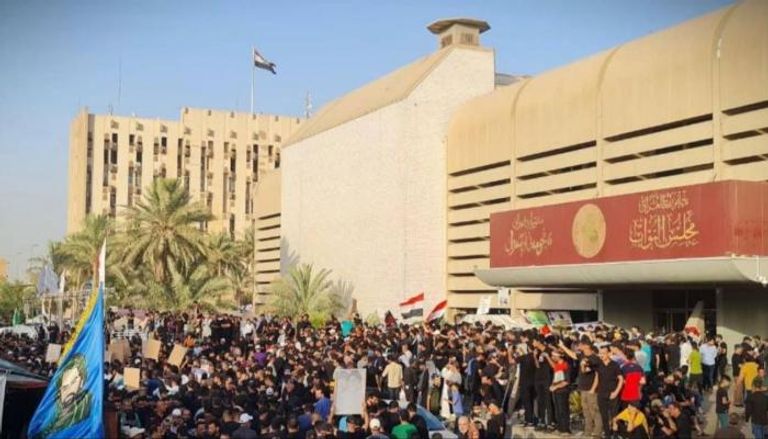 أنصار الصدر عند مبنى البرلمان 