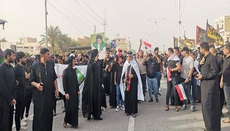 أنصار الصدر عند مبنى البرلمان